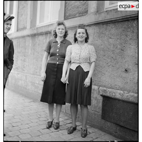 Photographie de groupe de deux jeunes femmes luxembourgeoises de Esch-sur-Alzette.