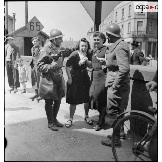 A Esch-sur-Alzette un cameraman du SCA discute avec une luxembourgeoise.