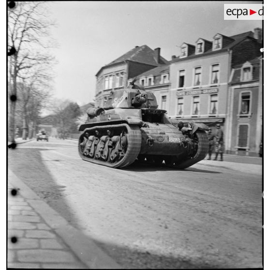 Des chars Renault R35 de la 2e cie du 5e BCC roulent dans une rue de Esch-sur-Alzette.