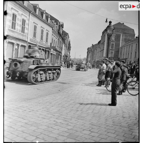 Des chars Renault R35 de la 2e cie du 5e BCC roulent dans une rue de Esch-sur-Alzette.