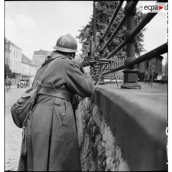 Dans une rue de Esch-sur-Alzette un tireur de FM 24/29 de la 3e DLC en position de tir derrière un parapet.