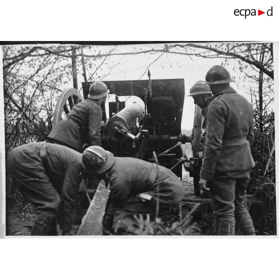 Des artilleurs de la 3e armée servent un canon de 75 mm M1897.
