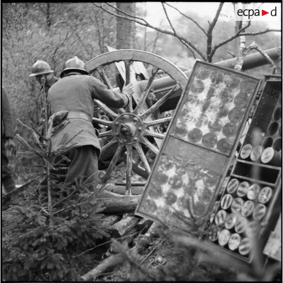 Pointage en azimut d'un 75 mm M1897 de la 3e armée avant de reprendre le tir.
