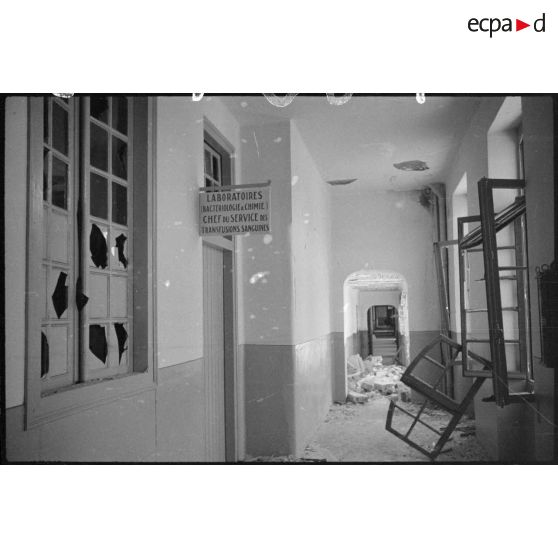 Plan général d'un couloir d'hôpital détruit.