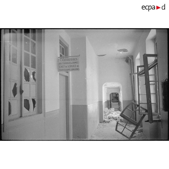 Plan général d'un couloir d'hôpital détruit.