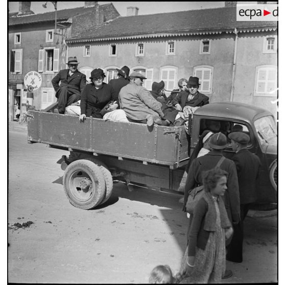 Des réfugiés sont photographiés dans la caisse d'un camion.