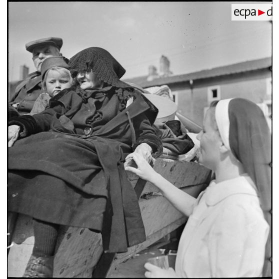 Des réfugiés sont photographiés dans une carriole.