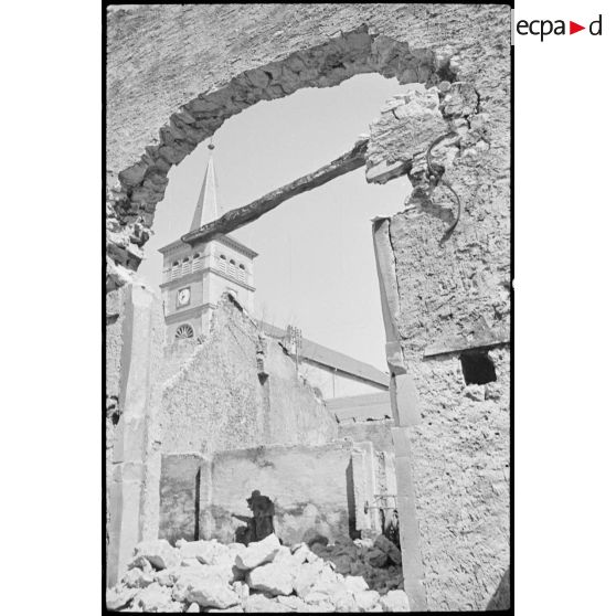 Plan général en contre-plongée du clocher d'une église dans le secteur de la 3e armée.