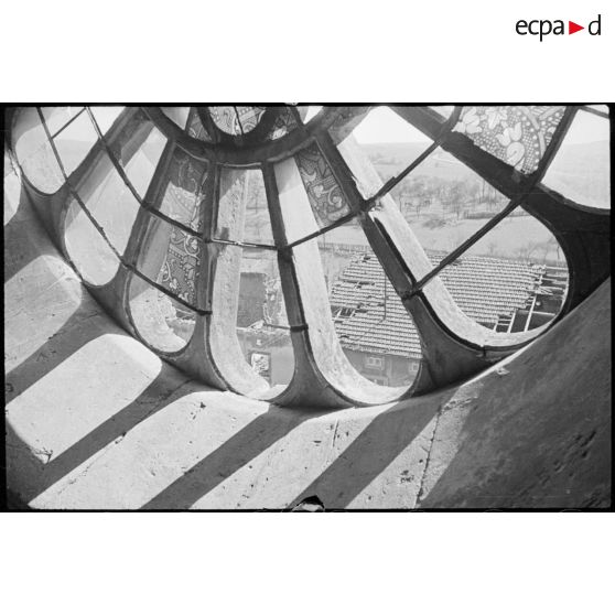 Plan rapproché d'une rosace d'une église dans le secteur de la 3e armée.