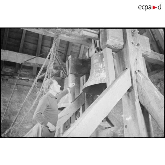 La récupération d'une cloche d'église en zone évacuée dans le secteur de la 3e armée.