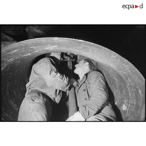 La récupération d'une cloche d'église en zone évacuée dans le secteur de la 3e armée.