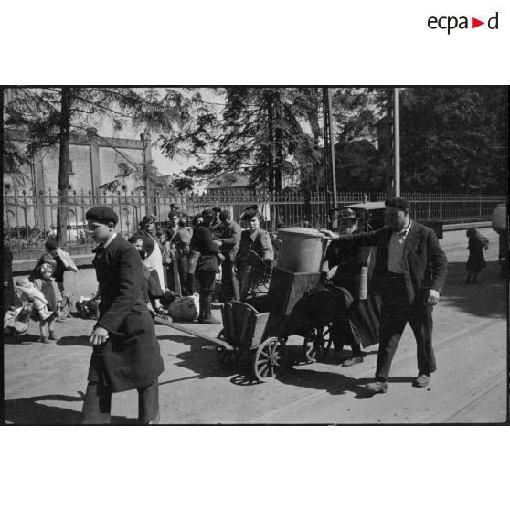 Chargés d'effets personnels des civils évacuent la ville de Thionville.