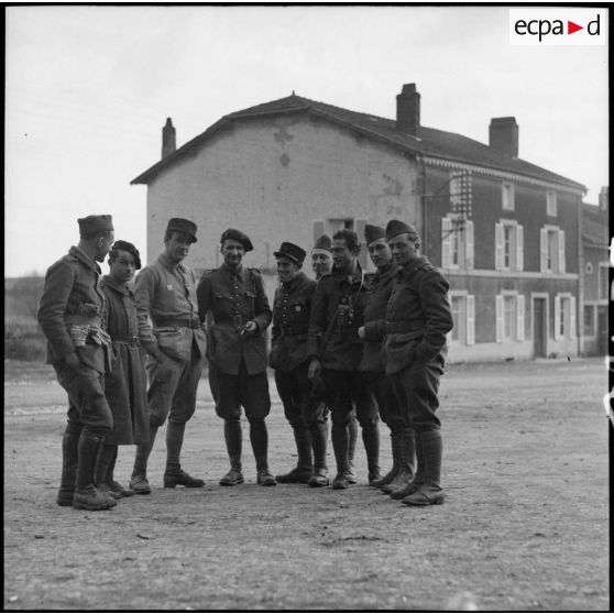 Photographie de groupe de l'équipe du SCA et de fantassins du 80e RI.