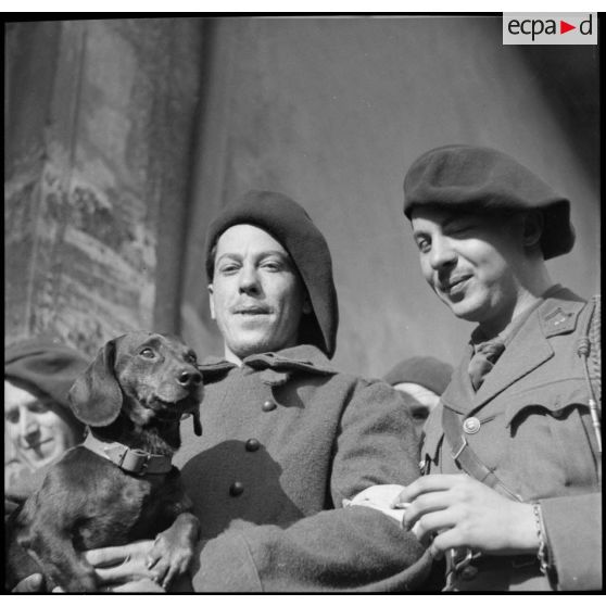 Portrait de fantassins du 80e RI en contre-plongée.