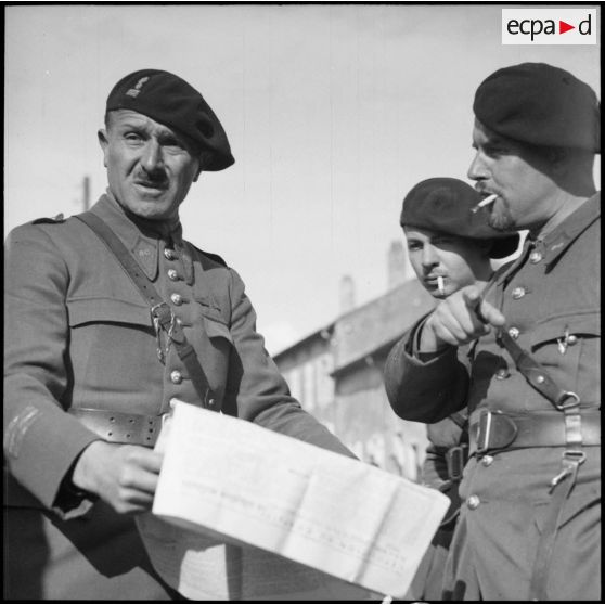 Des officiers du 80e RI en cantonnement dans Solgne.