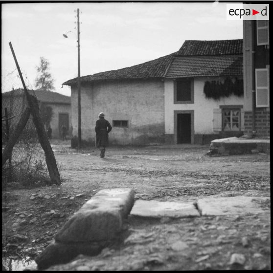 Une rue de Solgne dans le secteur de la 3e armée.