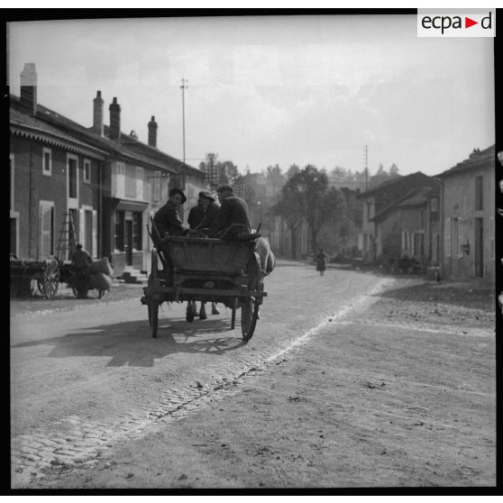 Fantassins du 80e RI dans une rue de Solgne.