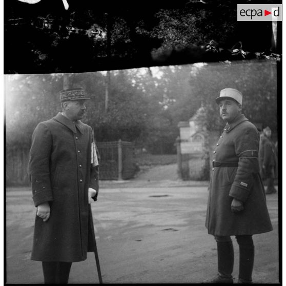 Le général  de division de La Porte du Theil en compagnie d'un officier d'état-major.