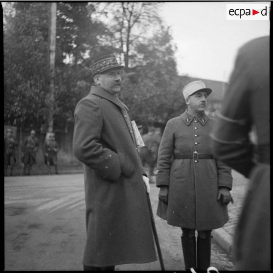 Le général  de division de La Porte du Theil, commandant la 42e DI (division d'infanterie), se trouve en compagnie d'un lieutenant, officier d'état-major devant son poste de commandement.