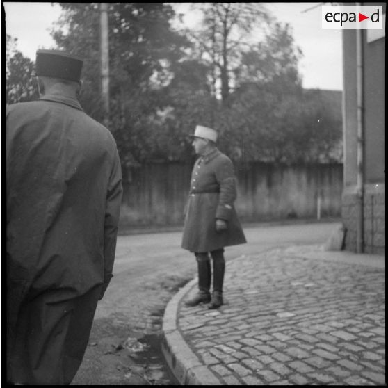 Un lieutenant, officier d'état-major, est photographié devant le poste de commandement divisionnaire de la 42e DI (division d'infanterie).
