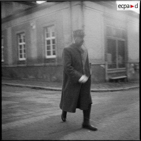 Le général  de division de La Porte du Theil, commandant la 42e DI, arrive à son poste de commandement.