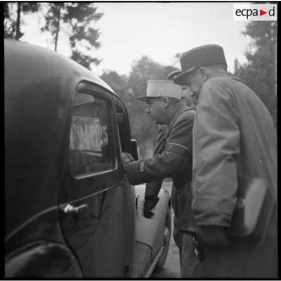 Des officiers d'état-major accueillent le général de division de La Porte du Theil, commandant la 42e DI.