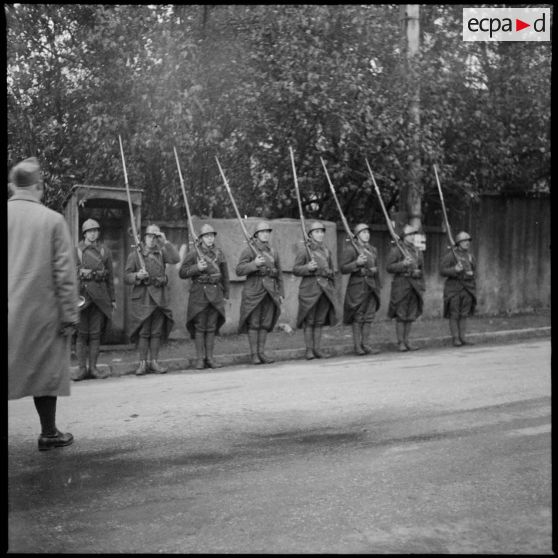 Piquet d'honneur devant le poste de commandement de la 42e DI.