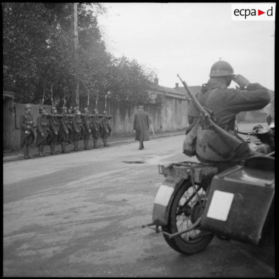 Le général de division de La Porte du Theil, commandant la 42e DI, passe en revue un piquet d'honneur.