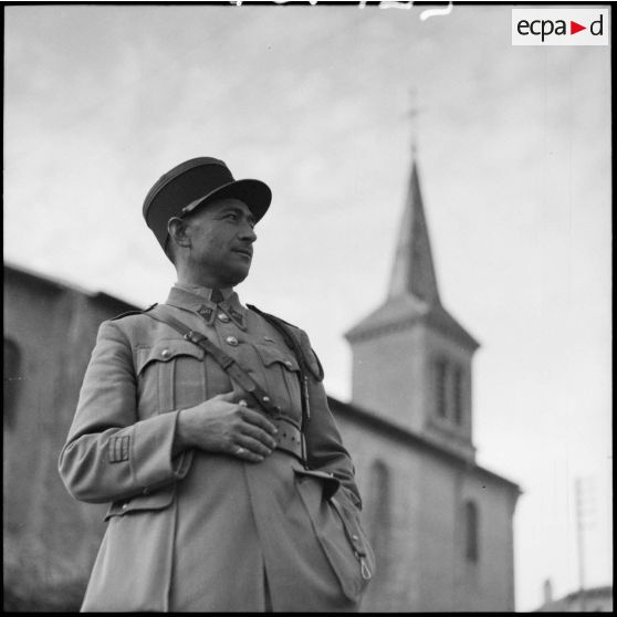 Portrait en contre-plongée d'un capitaine du 80e RI dans Solgne.