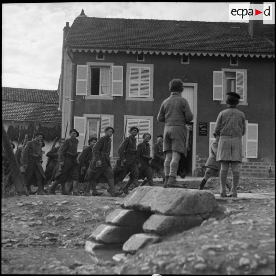 Déplacement en ordre serré du 80e RI dans une rue de Solgne.
