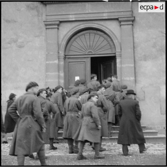 Des fantassins du 80e RI et la population arrivent à l'église de Luppy.