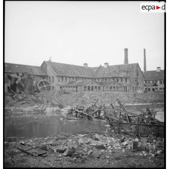 Plan général d'un pont détruit dans une ville ou un village du secteur de la 4e armée.