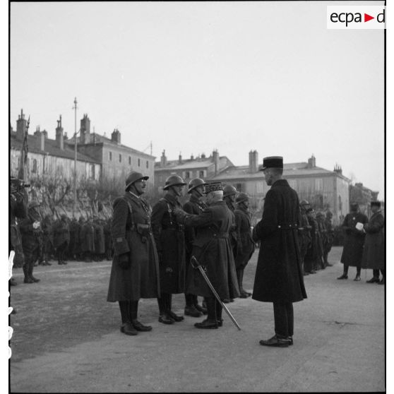 Cérémonie militaire dans une commune de Moselle, secteur de la 4e armée.