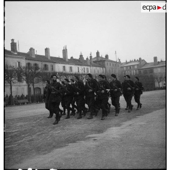 Cérémonie militaire dans une commune de Moselle, secteur de la 4e armée.