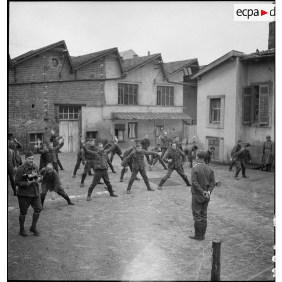 Des prisonniers allemands font des exercices physiques dans un camp de prisonniers.