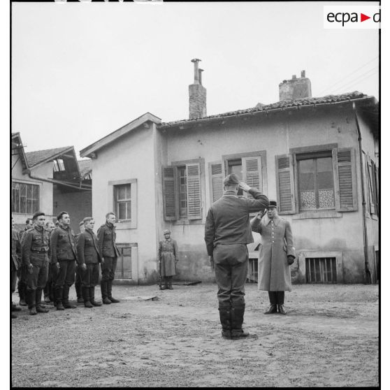 Rassemblement et rapport pour des prisonniers allemands dans un camp de prisonniers de la 4e armée.