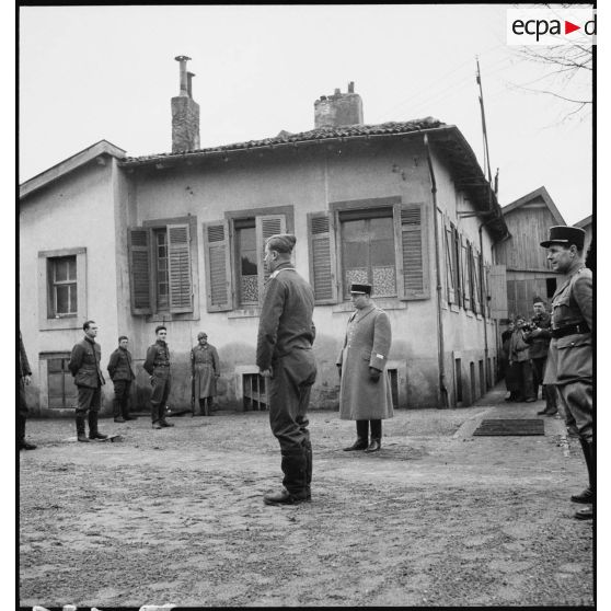Rassemblement et rapport pour des prisonniers allemands dans un camp de prisonniers de la 4e armée.