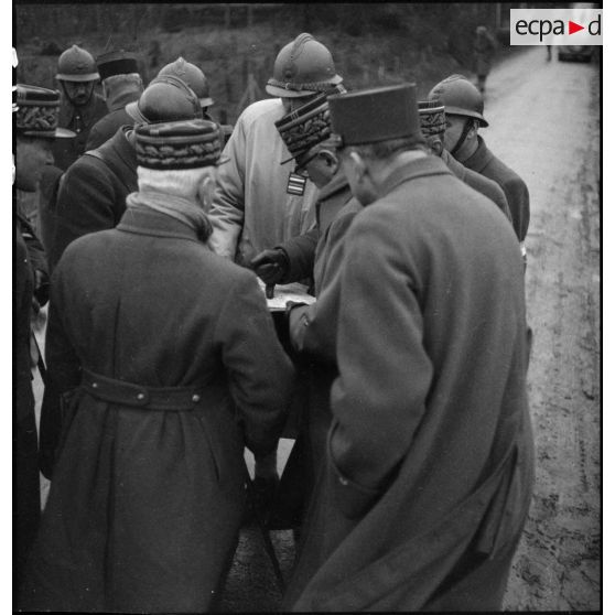 Officiers généraux en visite d'inspection dans le secteur de la 4e armée.