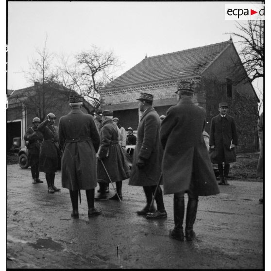 Officiers généraux à l'entrée d'une commune, secteur de la 4e armée.