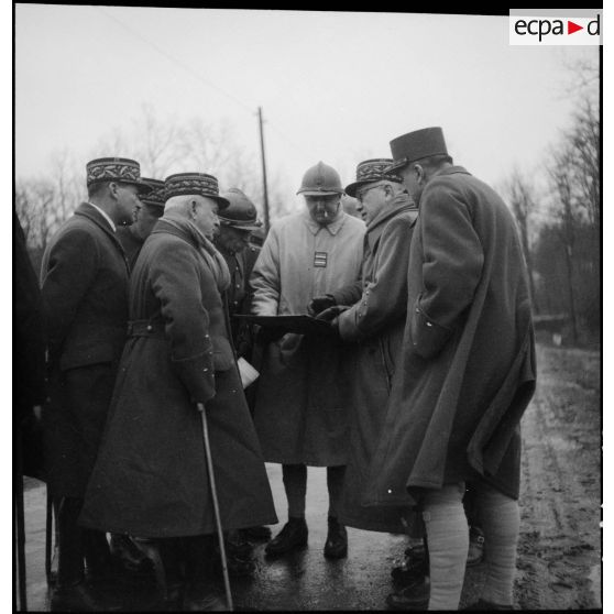 Officiers généraux en visite d'inspection dans le secteur de la 4e armée.