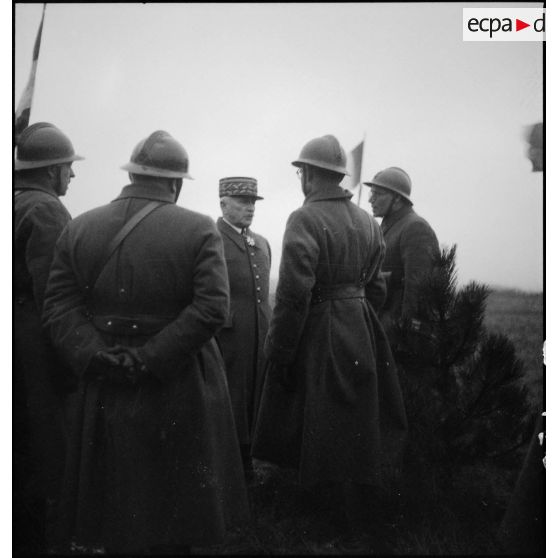 Le général d'armée Réquin, commandant la 4e armée, s'entretient avec des officiers.