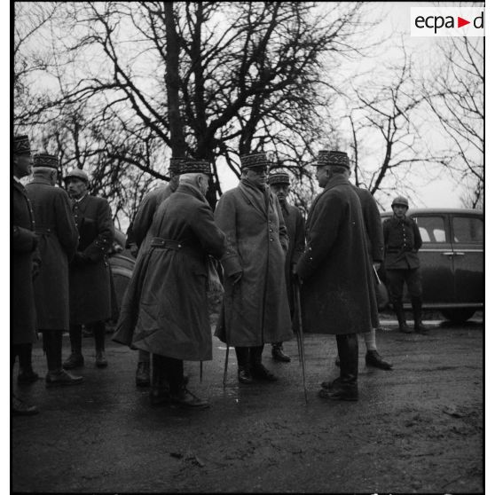 Des officiers généraux, dont les généraux Georges et Réquin, discutent sur le bord d'une route.