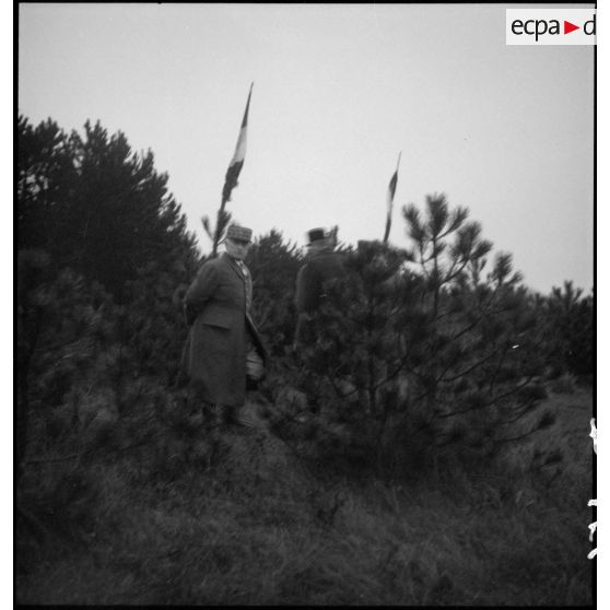 Photographie de groupe d'officiers généraux lors d'une cérémonie militaire dans le secteur de la 4e armée.