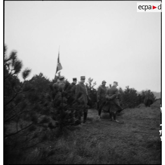 Photographie de groupe d'officiers généraux lors d'une cérémonie militaire dans le secteur de la 4e armée.