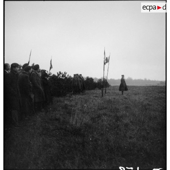 Photographie de groupe d'officiers généraux lors d'une cérémonie militaire dans le secteur de la 4e armée.