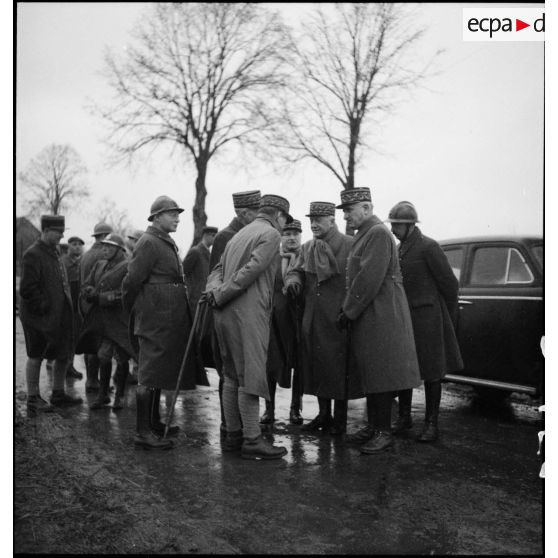 Des officiers généraux, dont les généraux Georges et Réquin, sont photographiés sur le bord d'une route.