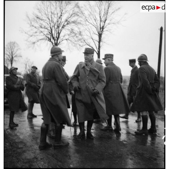 Des officiers généraux, dont les généraux Georges et Réquin, sont photographiés sur le bord d'une route.
