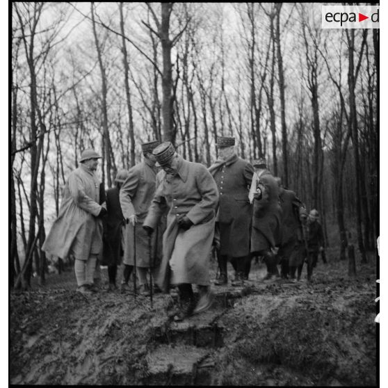 Des officiers généraux, dont les généraux Georges et Réquin, sont photographiés dans un bois.