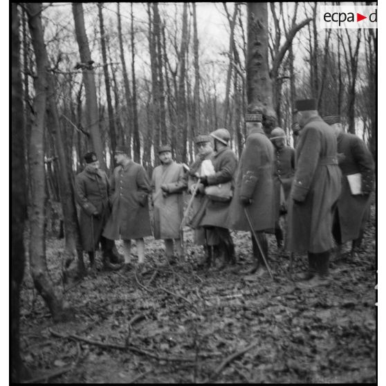 Des officiers généraux, dont les généraux Georges et Réquin, sont photographiés dans un bois.
