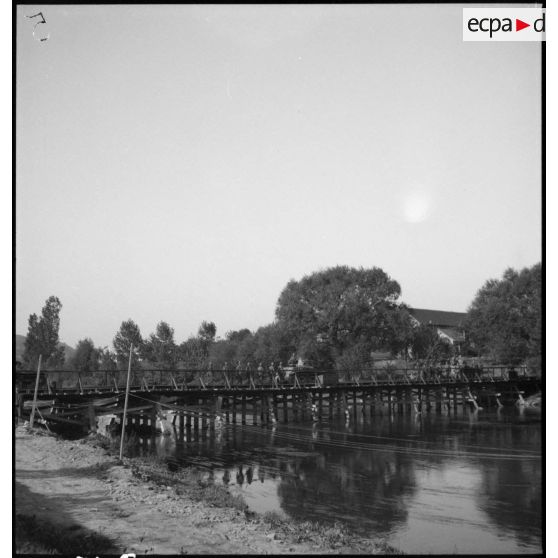 Plan général d'une passerelle que des soldats de la 4e armée utilisent pour traverser une rivière.